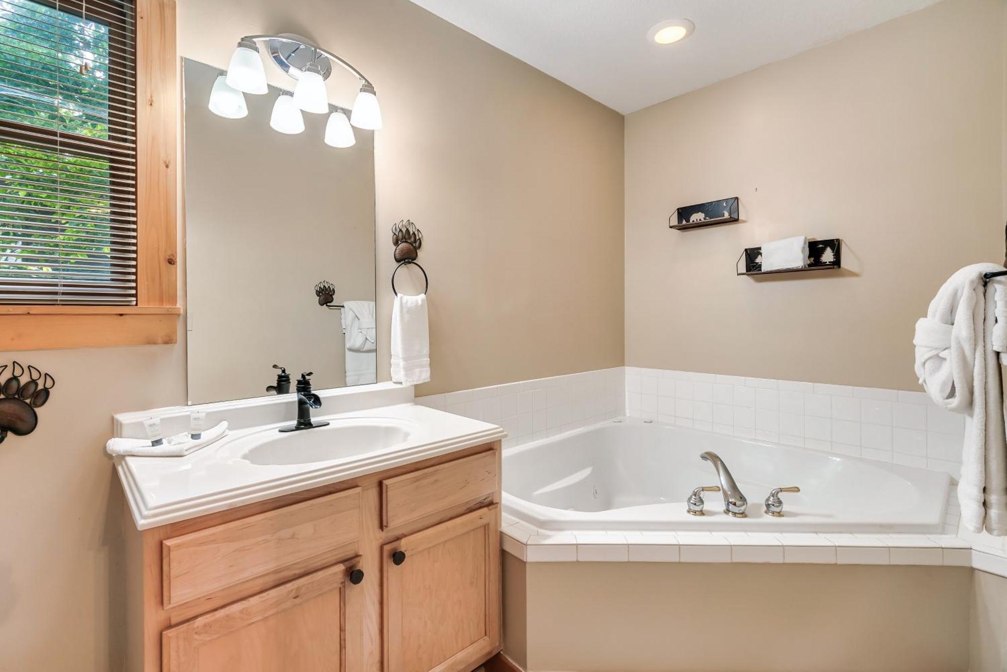 Peaceful Family Cabin With Hot Tub, Game Room, & More! Sevierville Ngoại thất bức ảnh